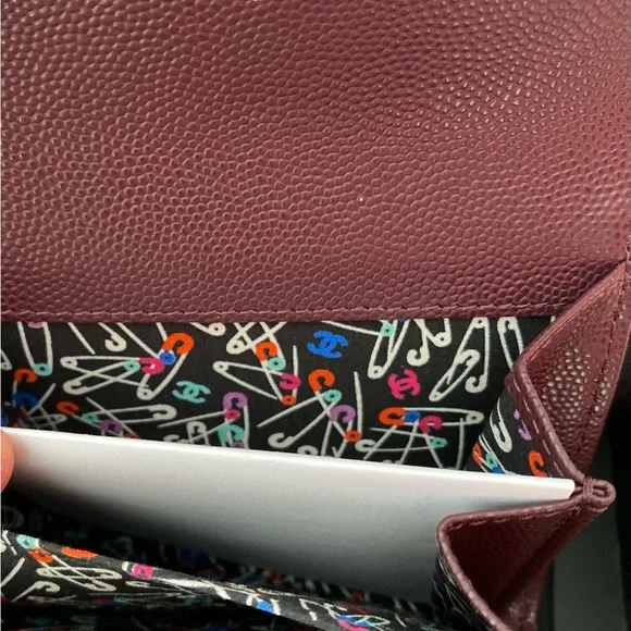 Chanel Red Quilted Wallet with Iconic CC Logo - Picture 4 of 9